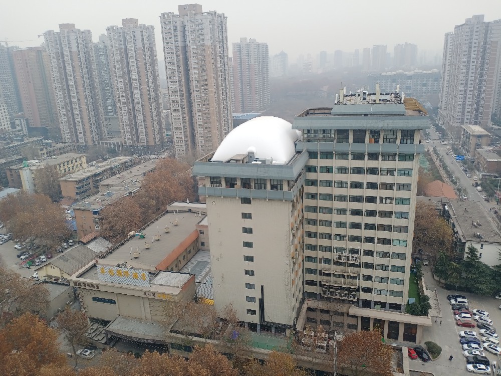 樓頂氣膜體育館是一種新型的體育場(chǎng)館建筑，在未來(lái)的發(fā)展中有著廣闊的前景