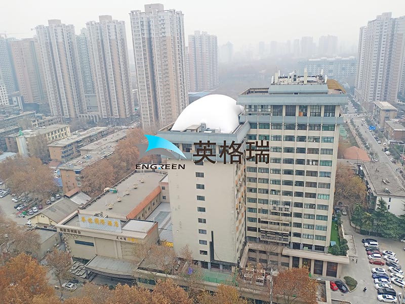 樓頂氣膜運(yùn)動空間吸引了不少人的目光和運(yùn)動熱情，提升了周邊區(qū)域的活力
